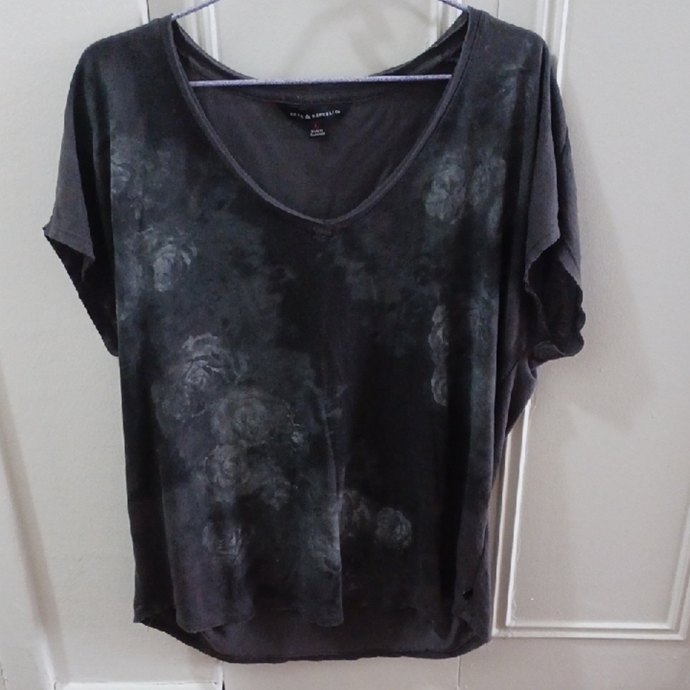 Vince Camuto Gray Graphic Short Sleeve Tee